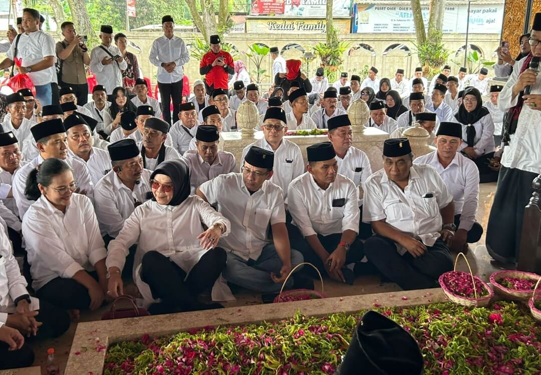 Kader PDI Perjuangan Jateng ziarah ke Makam Presiden Pertama RI, Ir. Soekarno (Bung Karno), di Blitar, Jawa Timur, Sabtu (21/6).(Foto Ist)