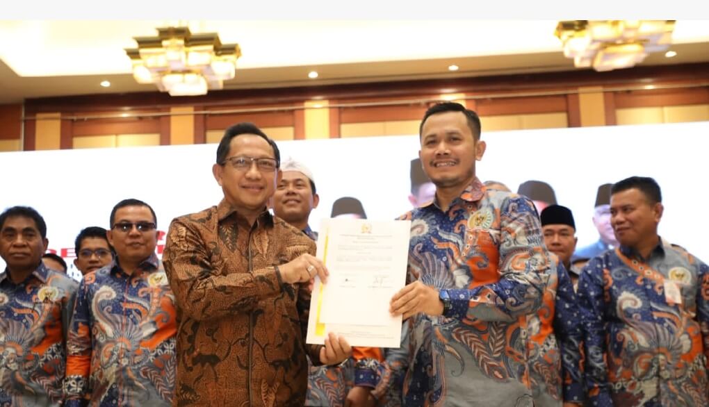 Menteri Dalam Negeri (Mendagri) Tito Karnavian, melantik Siswanto sebagai Ketum DPN ADKASI periode 2025–2030, di Hotel Borobudur, Jakarta, Kamis (19/6).(Foto Ist)