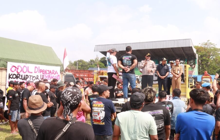 Ketua DPRD Blora Mustopa, Kapolres Blora AKBP Wawan Andi Susanto, menemui perwakilan Paguyuban Sopir Truk Kabupaten Blora yang menggelar aksi damai di Lapangan Kridosono, Blora pada Senin (23/6).(Foto Ist)