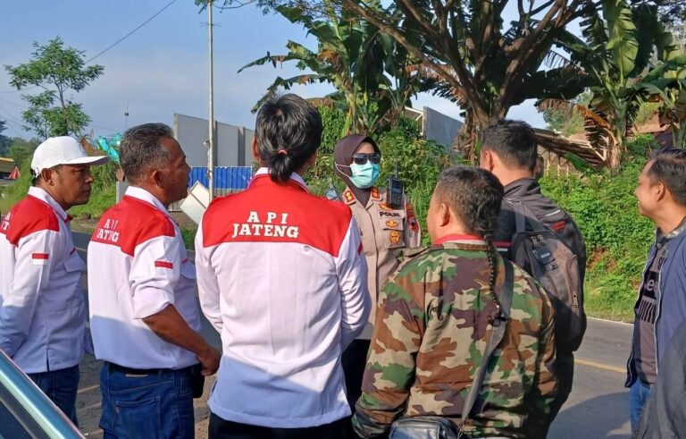Kapolres Semarang AKBP Ratna Quratul Ainy, turun langsung memantau pergerakan rombongan truk yang melintas di wilayah Kabupaten Semarang menuju Kota Semarang, Senin (23/6).(Dok Humas)