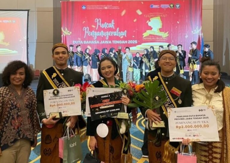 Pemenang 1, 2, dan 3 Pemilihan Duta Bahasa Provinsi Jawa Tengah dari Binus University Semarang berfoto bersama dengan dua pembinanya, Linda Mutiara Lumban Tobing dan Nur Sitha Afrilia.(Foto Ist)
