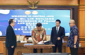 Gubernur Jateng, Ahmad Luthfi, menandatangani nota kesepahaman dengan Fujian di Kantor Gubernur Jawa Tengah pada Selasa (24/6).(Dok Humas)