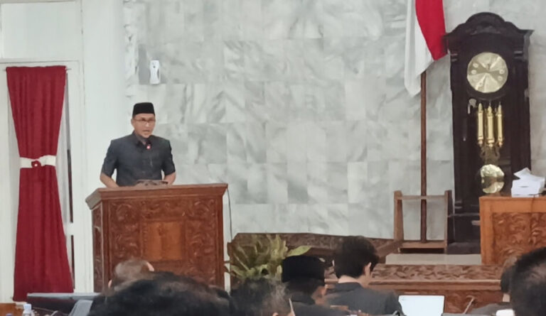 Anggota Komisi A DPRD Kota Semarang, Ali Umar Dhani, saat menyampaikan pandangan Fraksi PKS dalam sidang paripurna DPRD kota Semarang, Rabu (25/6).(BahteraJateng)