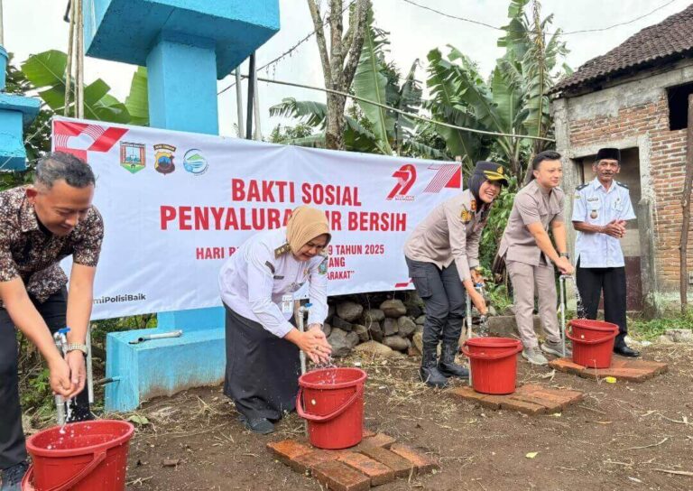 Polres Semarang menggelar kegiatan bakti sosial berupa penyaluran air bersih di Desa Ngrawan, Kecamatan Getasan, Kabupaten Semarang, Rabu (25/6).(Dok Humas)
