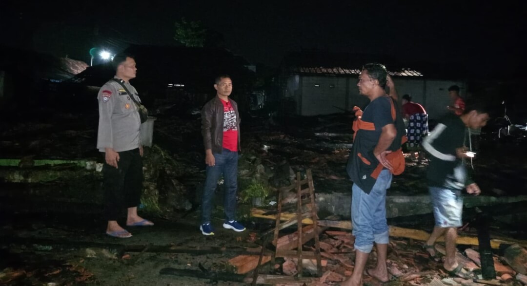 Kapolsek Todanan, Iptu Suhari, menyelidiki TKP kebakaran dua rumah warga di Dusun Kajengan, RT 03 RW 01, Desa Kajengan, Kecamatan Todanan, Kabupaten Blora, Rabu (25/6).(Dok Humas)