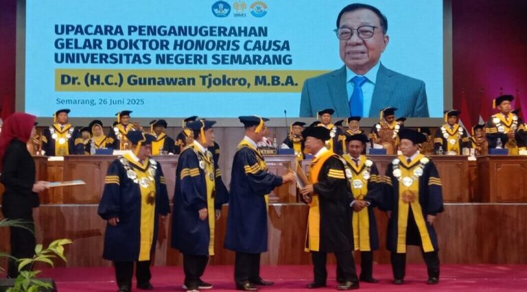 UNNES menganugerahkan gelar Doktor Honoris Causa (H.C) dalam bidang Ilmu Manajemen Pengembangan Sumber Daya Manusia kepada Gunawan Tjokro, MBA., di Auditorium Prof. Wuryanto, Kamis (26/6).(Dok Humas)