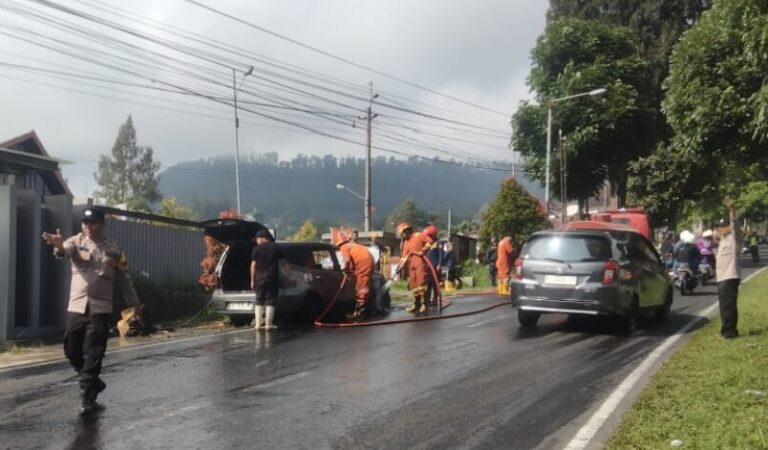 Mobil Nissan Livina terbakar di ruas Jalan Salatiga-Getasan, tepatnya di Dusun Deplongan, Desa Getasan, Kabupaten Semarang, Jumat pagi (27/6).(Foto Ist)