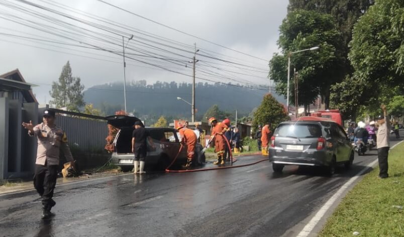 Mobil Nissan Livina terbakar di ruas Jalan Salatiga-Getasan, tepatnya di Dusun Deplongan, Desa Getasan, Kabupaten Semarang, Jumat pagi (27/6).(Foto Ist)