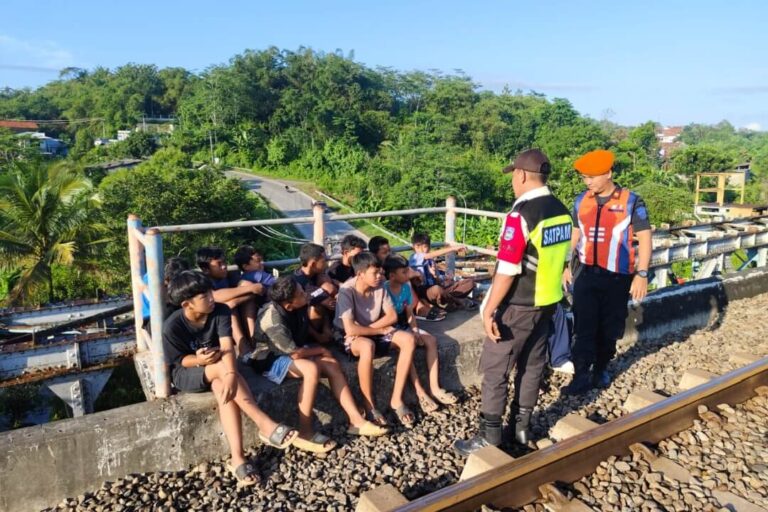 Petugas KAI Daop 5, menghimbau anak-anak dan remaja, untuk tidak bermain di sekitar jalur rel kereta api selama masa libur sekolah.(Foto Ist)