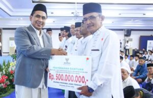 Wagub Jateng, Taj Yasin Maimoen, menyerahkan bantuan sosial secara simbolis dalam acara Istighotsah dan doa bersama Tahun Baru Islam 1447 H, di Gedung Gradhika Bhakti Praja, Kota Semarang, Kamis malam (26/6).