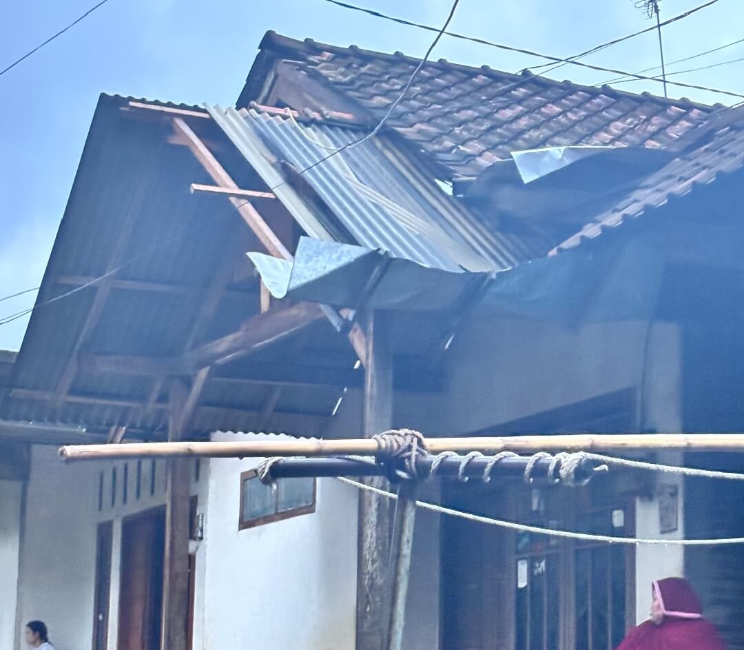 Belasan rumah warga di Dukuh Ringinsari, Desa Surodadi Gringsing, Batang, mengalami kerusakan akibat diterjang angin puting beliung, Sabtu (28/6).(Foto Ist)