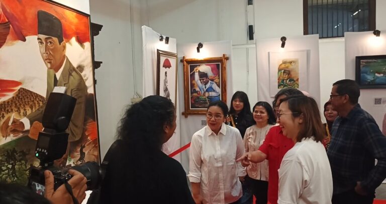 Wali Kota Semarang, Agustina, mengunjungi pameran lukisan Bung Karno pada Festival Mustika Rasa di Oudetrap Kota Lama Semarang, Sabtu (28/6).(BahteraJateng)