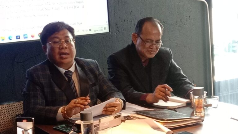 Kuasa Hukum F Soleh Dahlan tengah memberikan keterangan terkait kasus sengketa tanah di Jalan Jalak No. 5-7 Kota Lama Semarang, Kamis (12/6).(Bahtera Jateng)