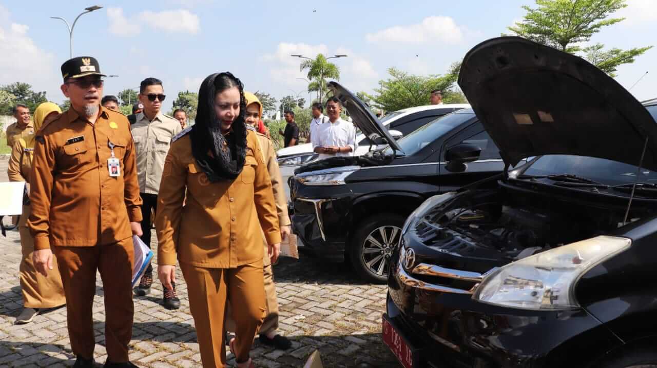 Bupati Brebes, Paramitha Widya Kusuma, memimpin langsung apel besar kendaraan dinas dilingkungan Pemkab, Senin (16/6).(Dok)