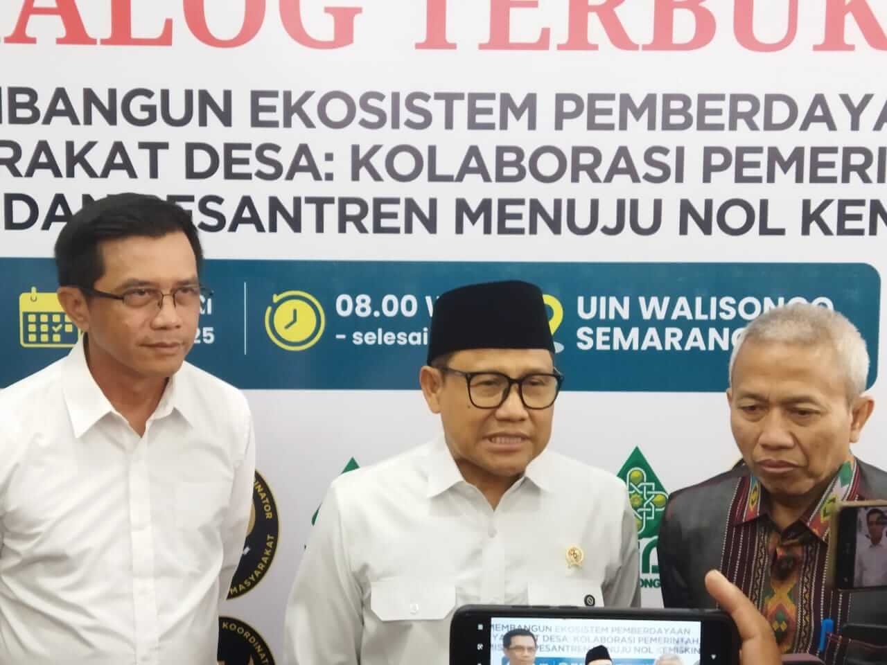 Menko Pemberdayaan Masyarakat, Muhaimin Iskandar, seusai mengikuti Dialog Terbuka “Membangun Ekosistem Pemberdayaan Masyarakat Desa” yang digelar di UIN Walisongo Semarang, Kamis (19/6).(BahteraJateng)