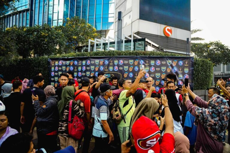 Panitia Piala Presiden 2025 memanfaatkan momen Car Free Day (CFD) di kawasan Sudirman-Thamrin, Jakarta, Minggu (22/6).(Dok)