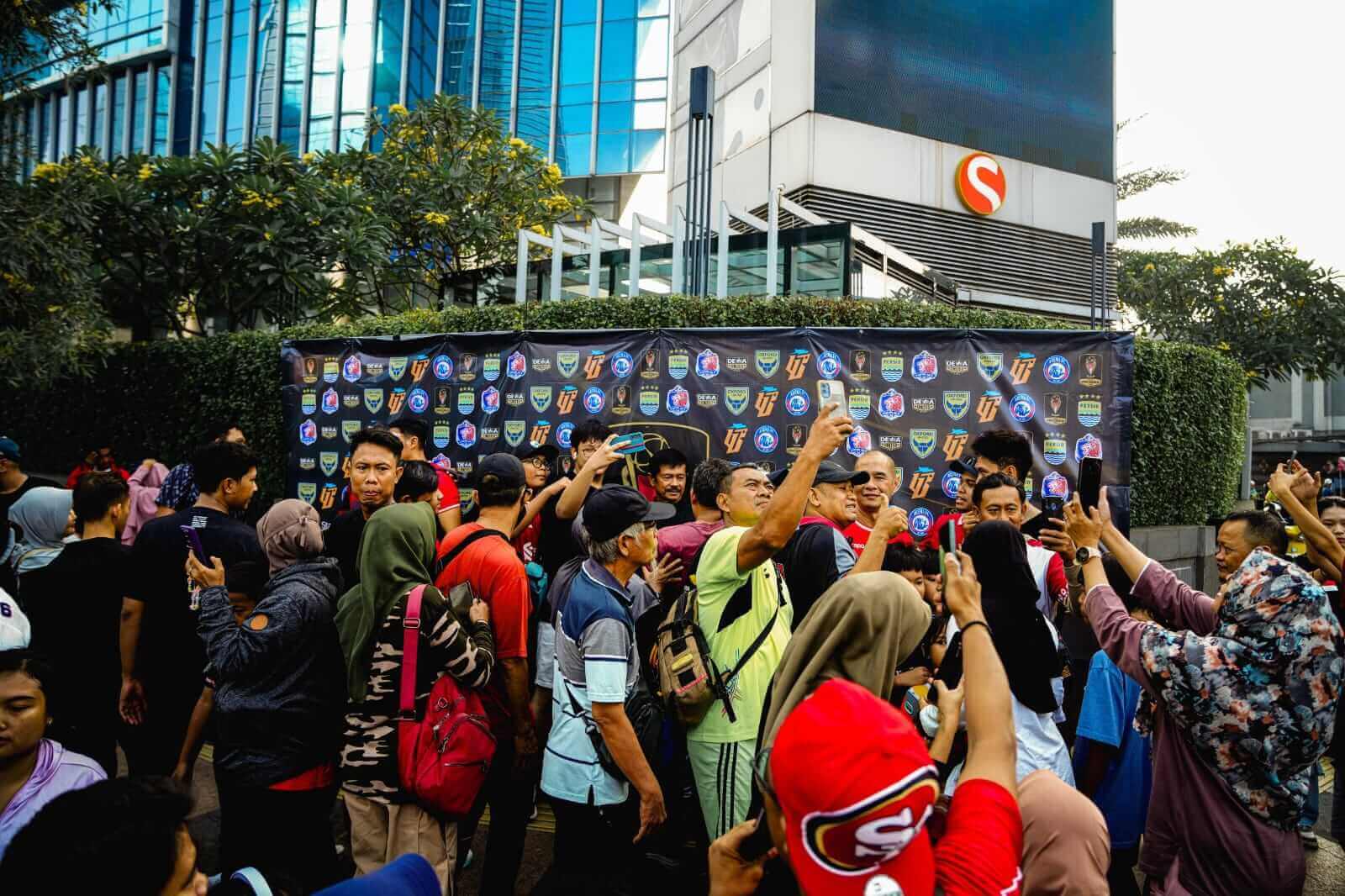 Panitia Piala Presiden 2025 memanfaatkan momen Car Free Day (CFD) di kawasan Sudirman-Thamrin, Jakarta, Minggu (22/6).(Dok)
