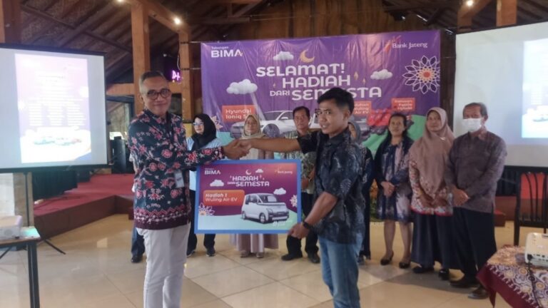 Bank Jateng Tingkatkan Kepercayaan Nasabah Lewat Program Undian Tabungan Bima, Nasabah di Klaten Raih Hadiah Mobil Listrik Wuling Air EV