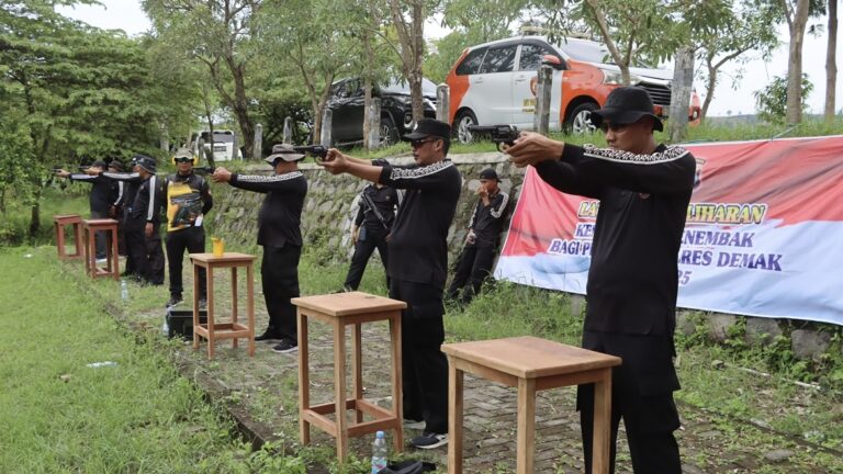 Personel Polres Demak Jalani Latihan Menembak
