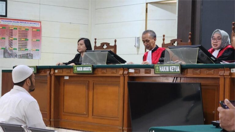 Aipda Robig Zainudin, oknum anggota Polrestabes Semarang pelaku penembakan terhadap siswa SMKN 4 Semarang, Gamma Rizkynatta Oktavandi, saat menjalani sidang di PN, Selasa (8/7). Foto Hendrati Hapsari/ Bahtera Jateng