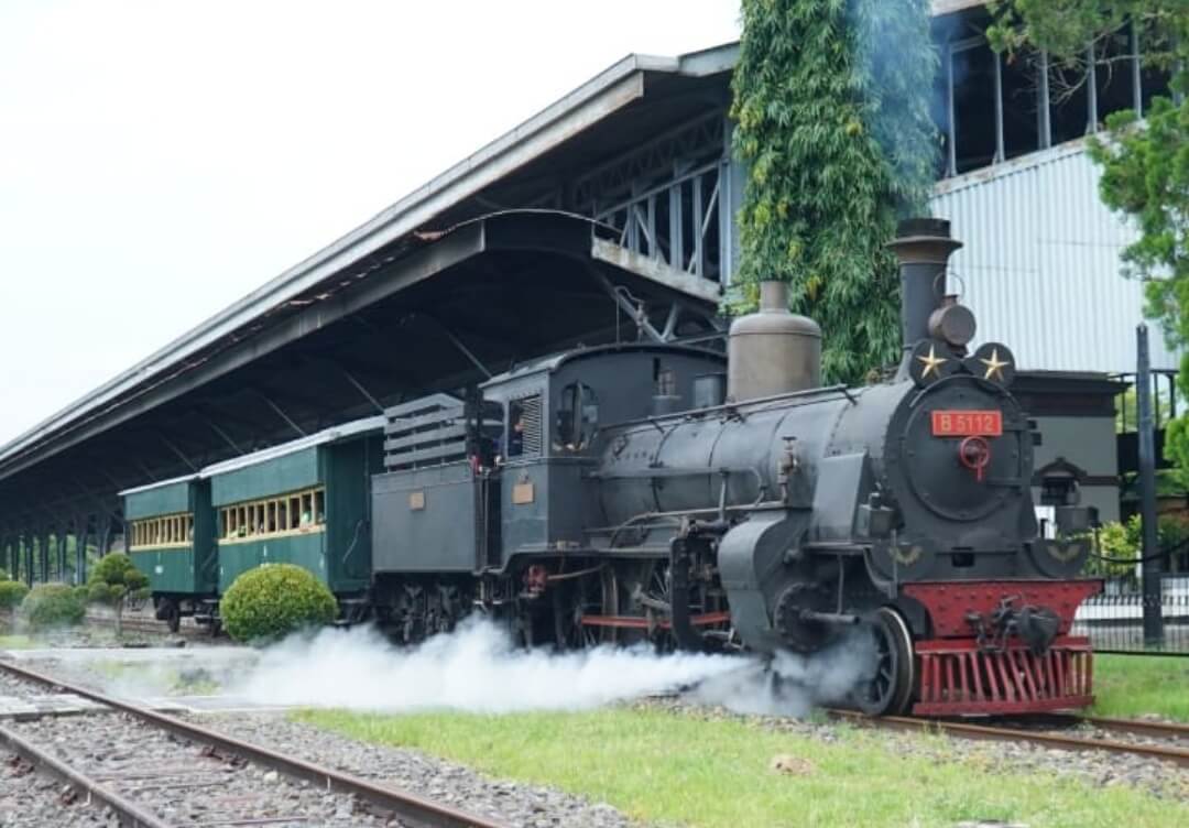 Kereta Uap Wisata Baru Klinthing