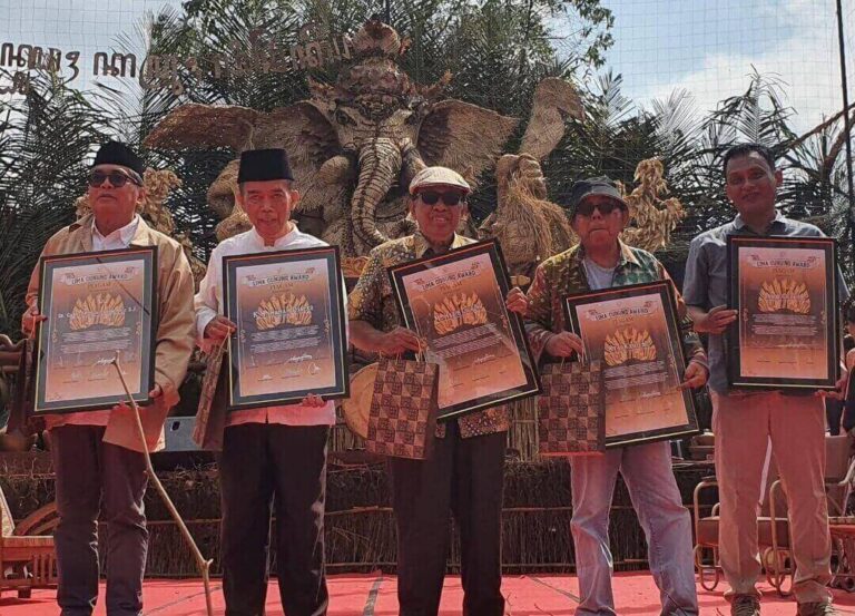 M. Habib Chirzin Terima Penghargaan di Festival Lima Gunung Magelang
