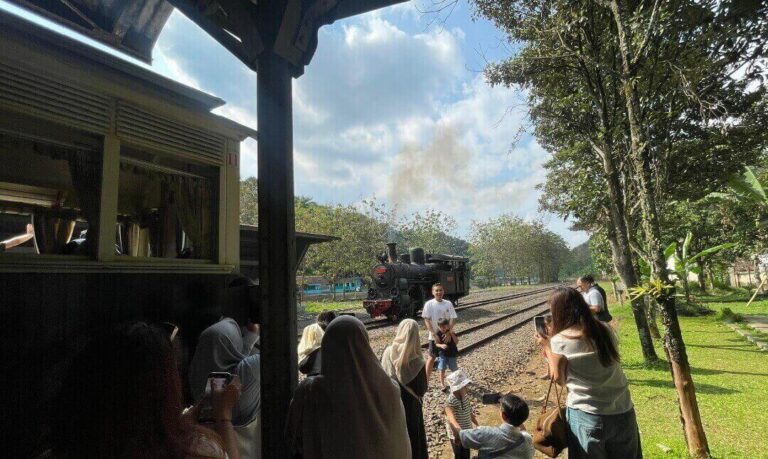 KA Wisata Uap Baru Klinthing