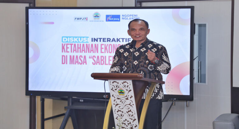 Ketua DPRD Jateng sebagai Keynote Speaker pada FGD bertajuk Ketahanan Ekonomi Jateng di Masa Sableng, Gedung Merah Putih, Rabu,16/7. (Foto: Dok Humas)