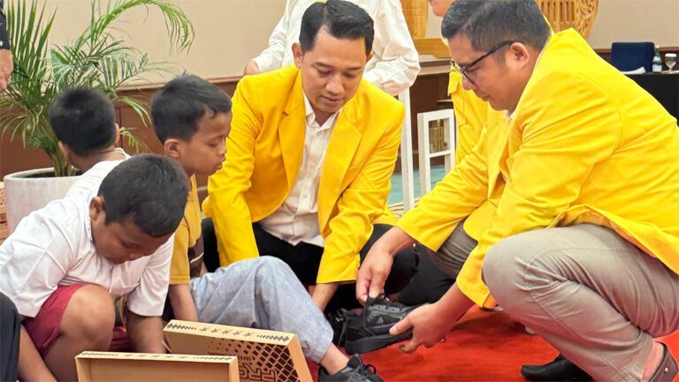Golkar Jateng Bagikan Seribu Sepatu bagi Siswa SD hingga SMA