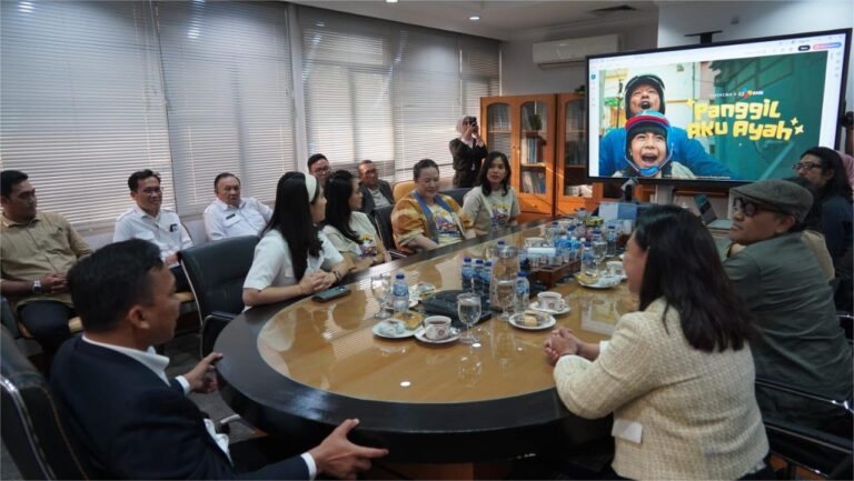 Menteri Kependudukan dan Pembangunan Keluarga/Kepala BKKBN Wihaji saat audiensi produser, sutradara dan pemeran film Panggil Aku Ayah di kantor Kementerian Kependudukan dan Pembangunan Keluarga (Kemendukbangga)/BKKBN, Kamis (24/7). Foto Ist