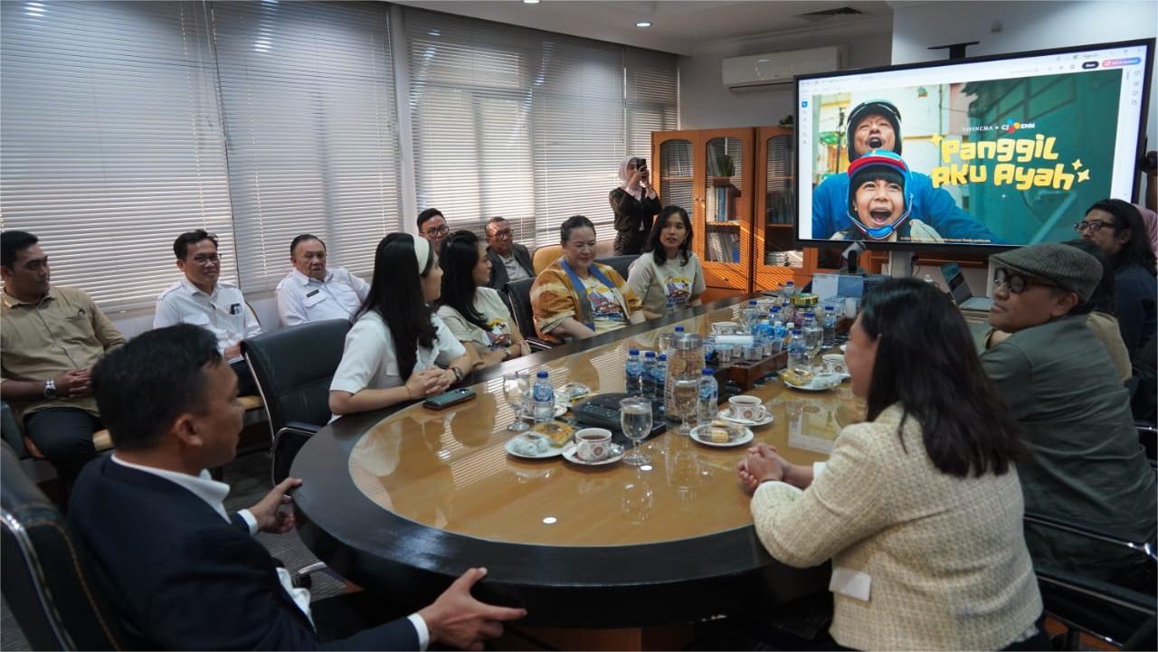 Menteri Kependudukan dan Pembangunan Keluarga/Kepala BKKBN Wihaji saat audiensi produser, sutradara dan pemeran film Panggil Aku Ayah di kantor Kementerian Kependudukan dan Pembangunan Keluarga (Kemendukbangga)/BKKBN, Kamis (24/7). Foto Ist