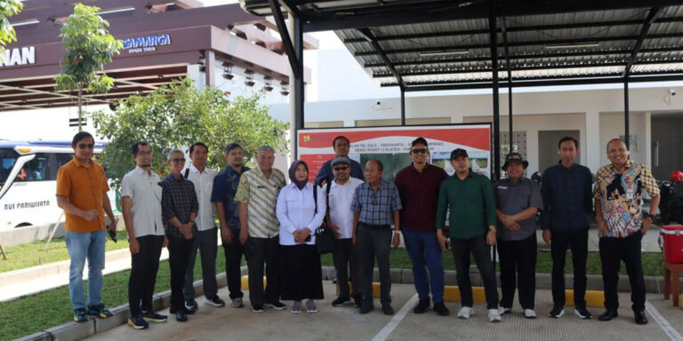 Komisi A bersama manajemen PT Jasa Marga Jogja Solo berfoto bersama usaha melakukan kunjungan.(foto: Dok Humas)