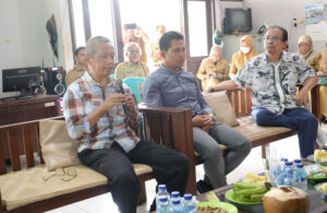 Ketua Komisi C DPRD Jateng Bambang Hariyanto (pegang mix)