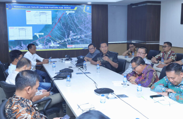Komisi D DPRD Provinsi Jateng berdiskusi dengan Dit. Sungai & Pantai Ditjen SDA Kemen PU, Kamis (3/7/2025), membahas permasalahan rob di Sayung Kabupaten Demak. (Foto: Dok Humas)