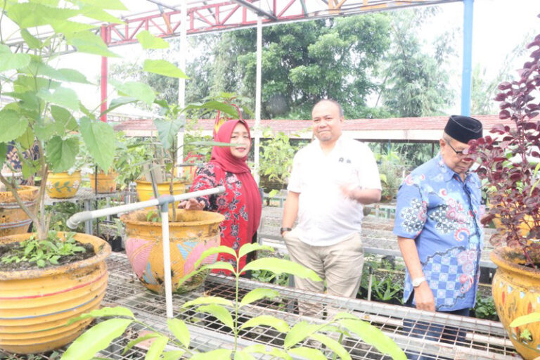 Komisi B berada di Merapi Farma Herbal di Jl Kaliurang, Pakis, Sleman.(foto: Dok Humas)