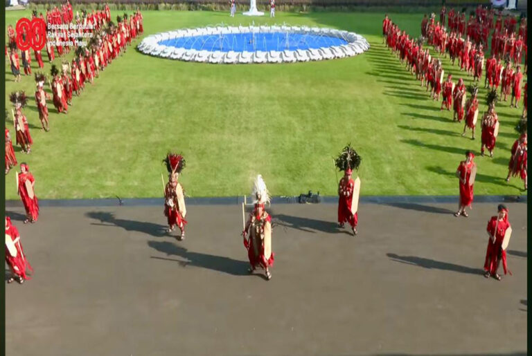 Tarian Kabasaran dari Minahasa dibawakan oleh 200 penari perang, Istana Negara, Minggu (17/8). (Foto: istimewa)