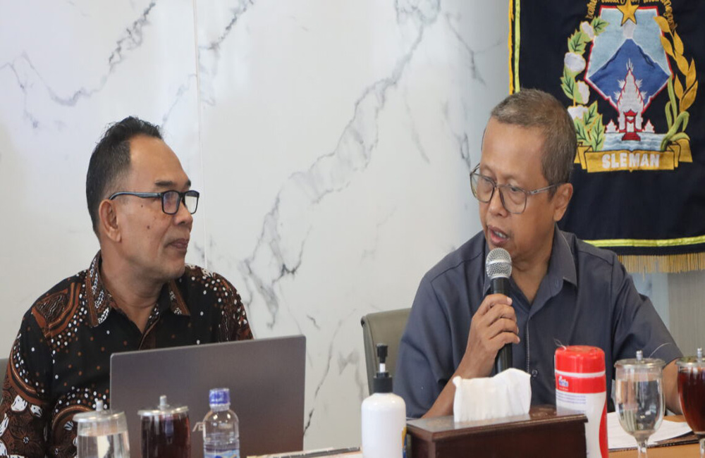 Komisi C DPRD Provinsi Jateng berdiskusi soal BPRS bersama BPRS Sleman di Kantor Bupati Sleman, Kamis (7/8/2025). (foto: Dok Humas)