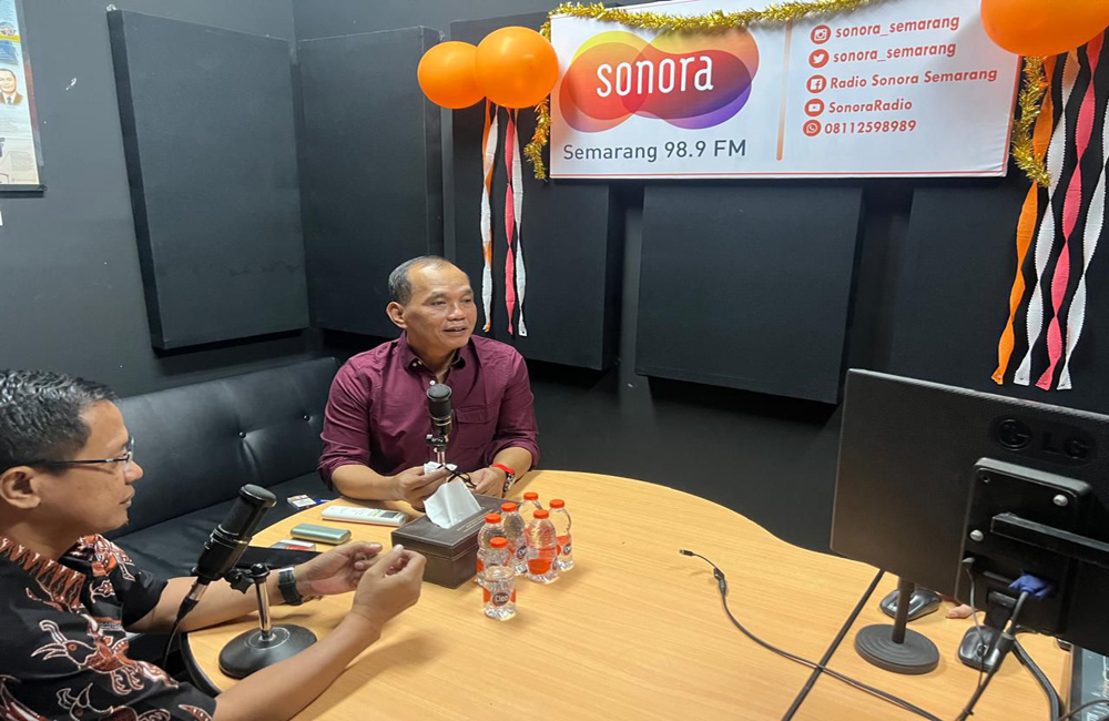 Ketua DPRD Jateng Sumanto pada Dialog Radio DPRD Jateng di Radio Sonora Semarang (Foto: Dok Humas)