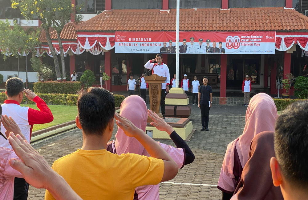WakilBupati Jepara Muhammad Ibnu Hajar memimpin Apel Pencanangan HUTke-80 Kemerdekaan RI (Foto: Dok Humas)