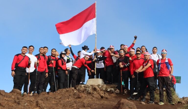 Pengibaran bendera Merah Putih di puncak Botak Gunung Ungaran