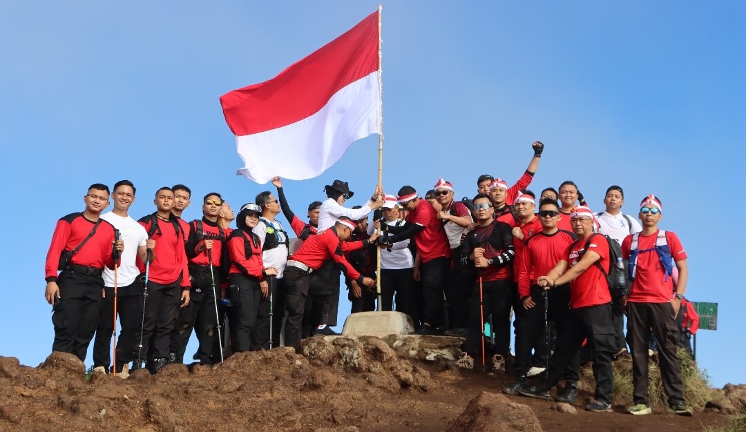 Pengibaran bendera Merah Putih di puncak Botak Gunung Ungaran