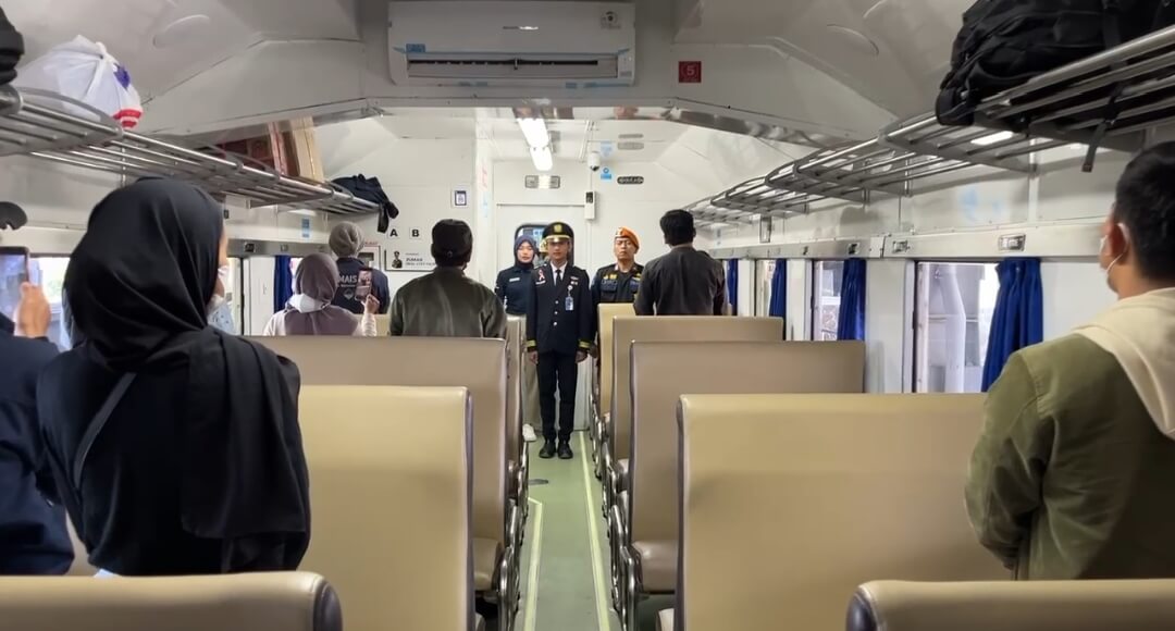 Perayaan HUT RI di Kereta Api