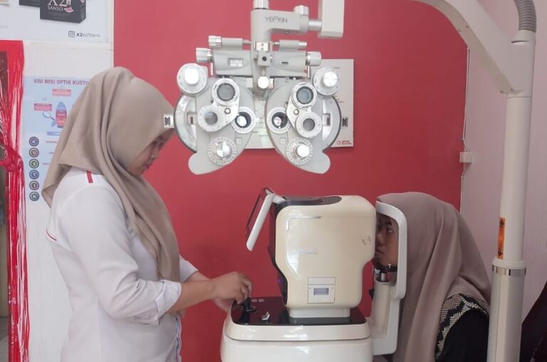 Lewat LAZISNU Kota Semarang, Optik Kustin Bagikan 400 Kacamata Gratis