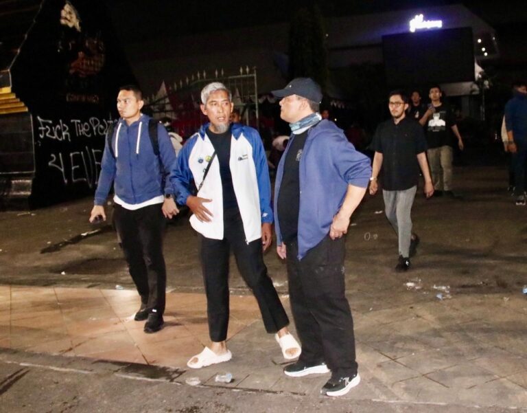 Gubernur Jateng Ahmad Lutfi Dan Sekda Jateng Sumarno meninjau langsung ke arena demo, Jumat (29/8) malam. (Foto: Dok Humas Provinsi)