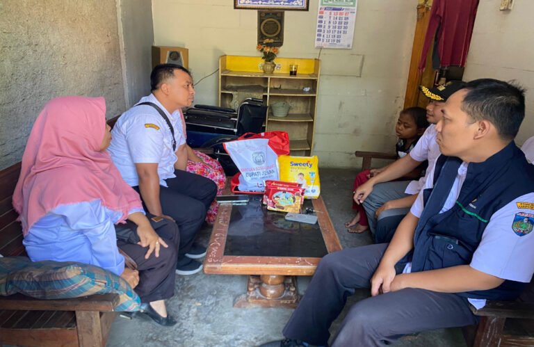 Petugas Dinsospermades Jepara menyambangi rumah Nanda, yang menderita kanker (Foto: Dok Humas)
