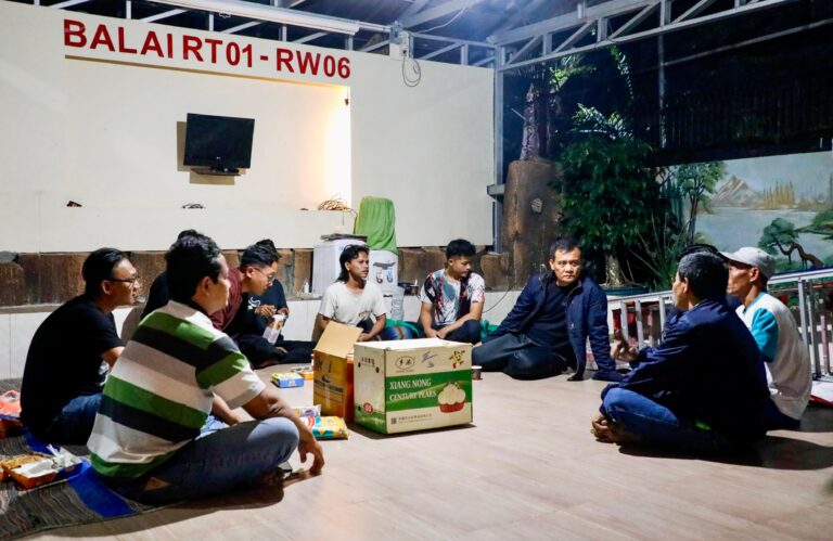 Gubernur Jawa Tengah Ahmad Luthfi jagongan bareng warga di pos kamling di Kota Semarang, Kamis (11/9) malam. (FOTO: Dok Humasprov)