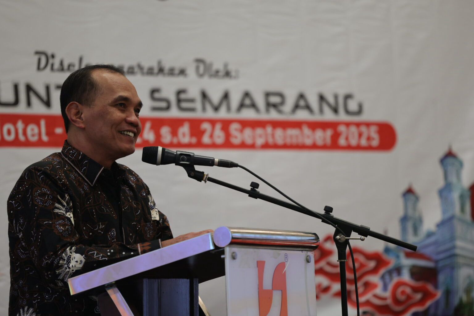Ketua DPRD Jateng Sumanto memberi sambutan dalam acara Workshop Peningkatan Kapasitas anggota DPRD Jawa Tengah dengan tema Peningkatan Kualitas Fungsi DPRD Menuju Parlemen Berintegritas, di Surakarta, Rabu (24/9). (Foto: Dok Humas)