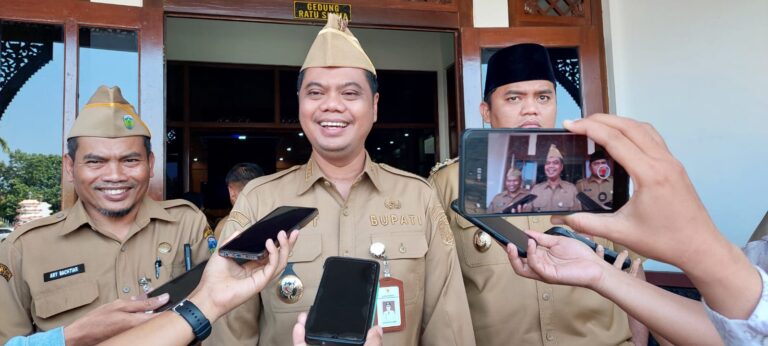 Bupati Jepara Witiarso Utomo (Mas Wiwit) diwawancarai para wartawan usai pelantikan 35 pejabat Pemkab di di Gedung Shima, Senin (22/9/2025).