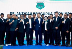 Gubernur Jateng Ahmad Lutfi berfoto bersama Pengurus Persatuan Olahraga Berkuda Seluruh Indonesia (Pordasi) di Geung Bhakti Praja, Sabtu (20/9). (FOTO: Dok Humasprov)