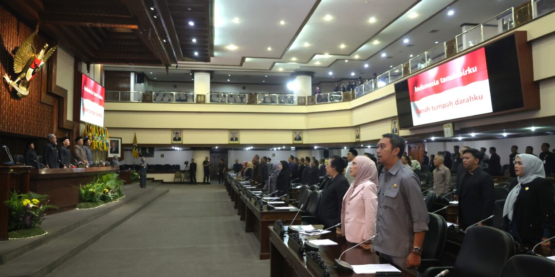 Pimpinan DPRD Provinsi Jateng membuka rapat paripurna, Selasa (23/9/2025), dengan agenda persetujuan Renja DPRD 2026. (foto: Humas)